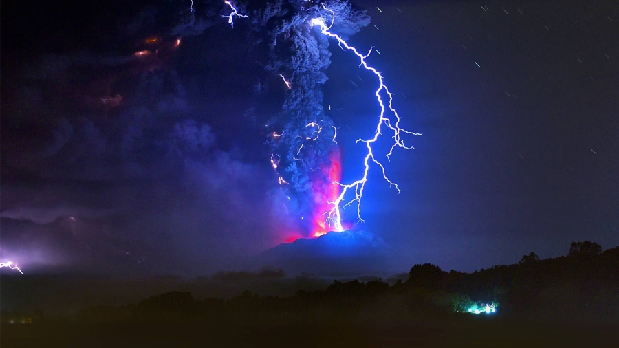 智利、爆发中的卡尔布科火山