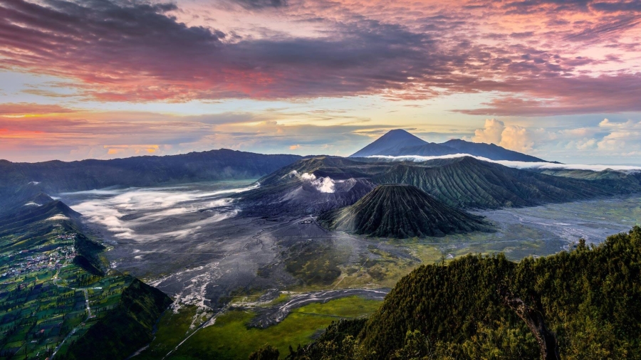 印度尼西亚爪哇岛东部 、浓烟滚滚的布罗莫火山