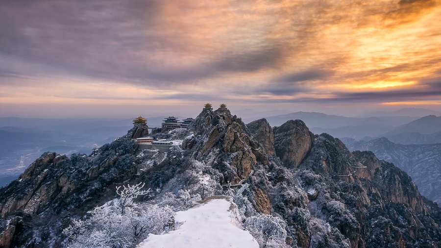 中国河南省洛阳市  、【今日小雪】老君山山顶上的寺庙夕阳美景