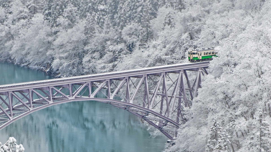 日本 、【今日大寒】一列穿越三岛村附近只见川的火车