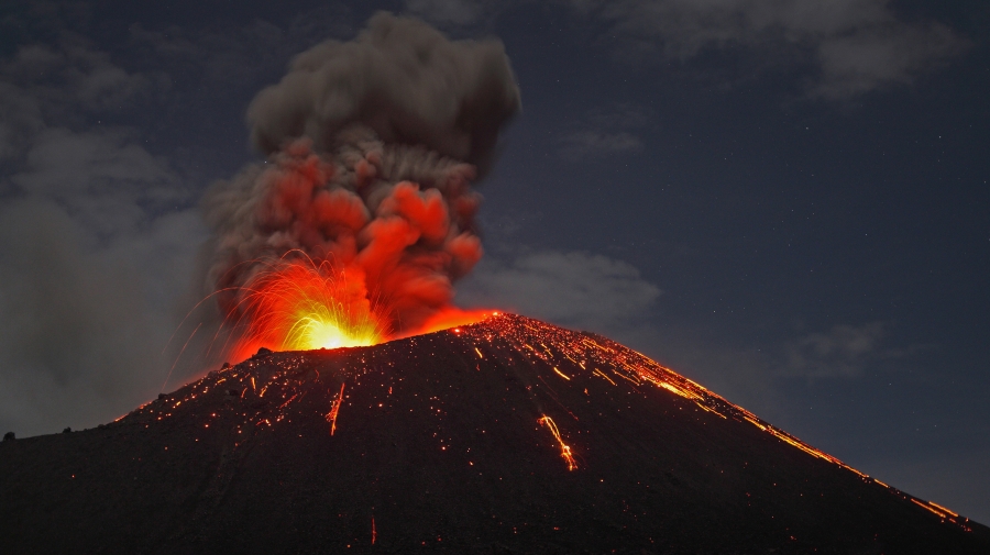 印度尼西亚 、苏门答腊海岸正在喷发的喀拉喀托火山