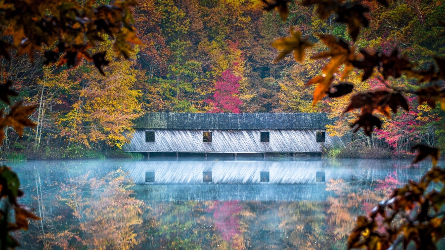 阿拉巴马州  、亨茨维尔附近绿色山公园中的Cambron Covered Bridge