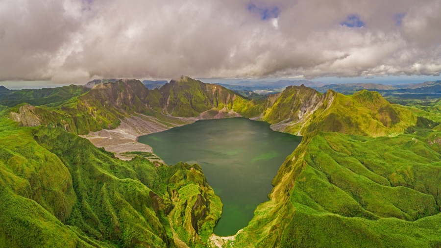 鸟瞰皮纳图博火山湖和山脉、菲律宾波拉克 