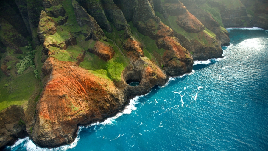 Nā pali海岸上的Bright Eye海蚀洞、夏威夷考艾岛 