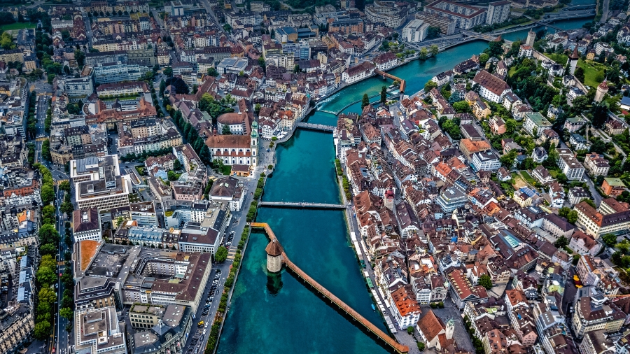 瑞士卢塞恩罗伊斯河上教堂桥鸟瞰图、Aerial view of Chapel Bridge over the river Reuss in Lucerne、 Switzerl┱and┱ 