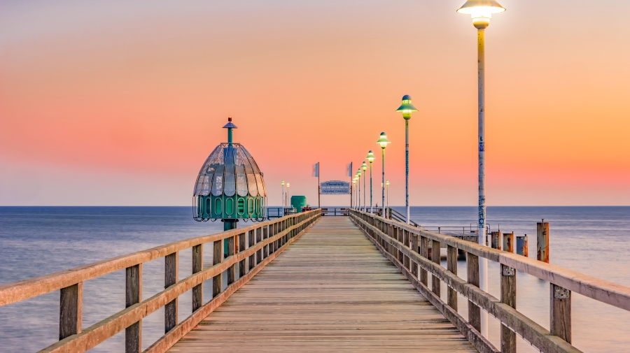 德国波罗的海乌泽多姆岛上的津诺维茨码头、Zinnowitz pier on Usedom isl┱and┱ in the Baltic Sea、 Germany 