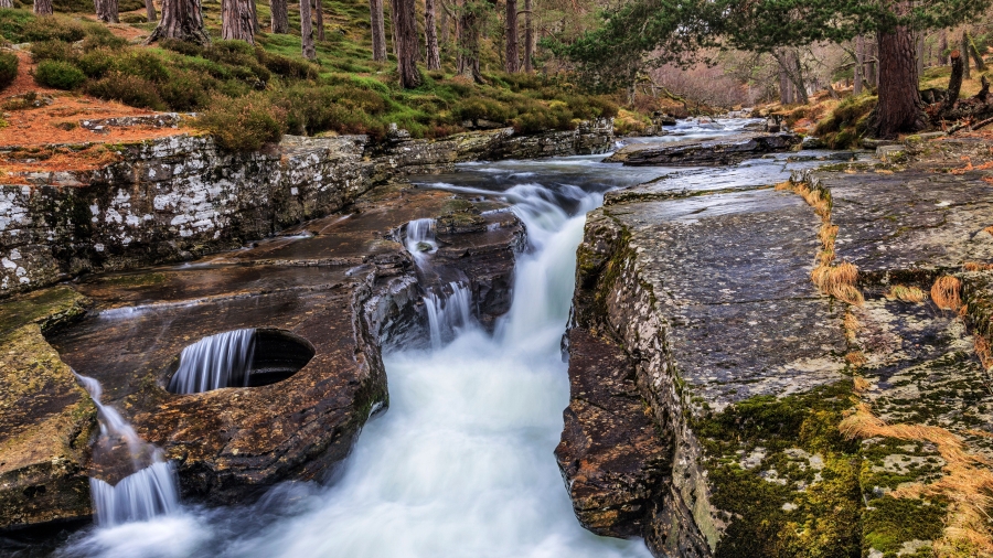 Linn of Quoich瀑布旁的碗状岩石洞、苏格兰阿伯丁郡 