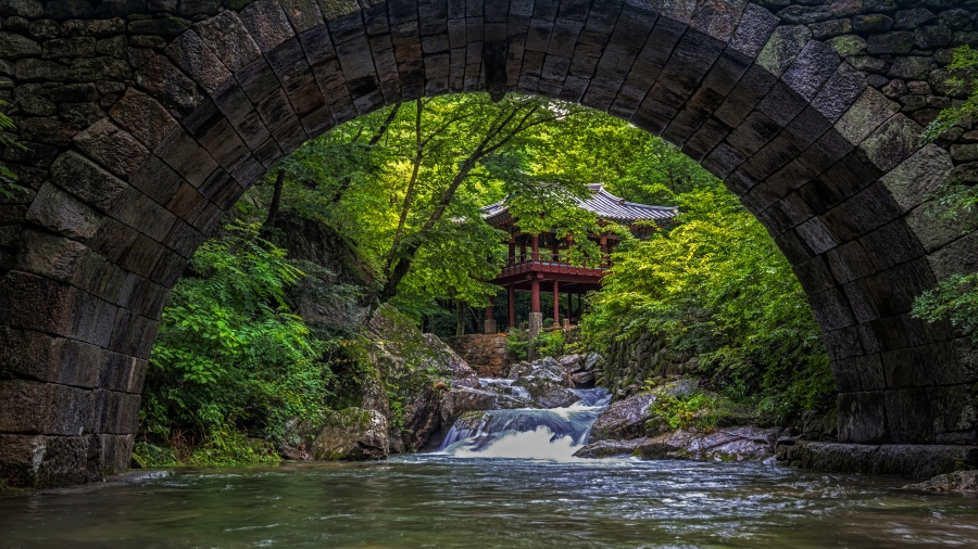 仙岩寺中的升仙桥、韩国曹溪山道立公园 