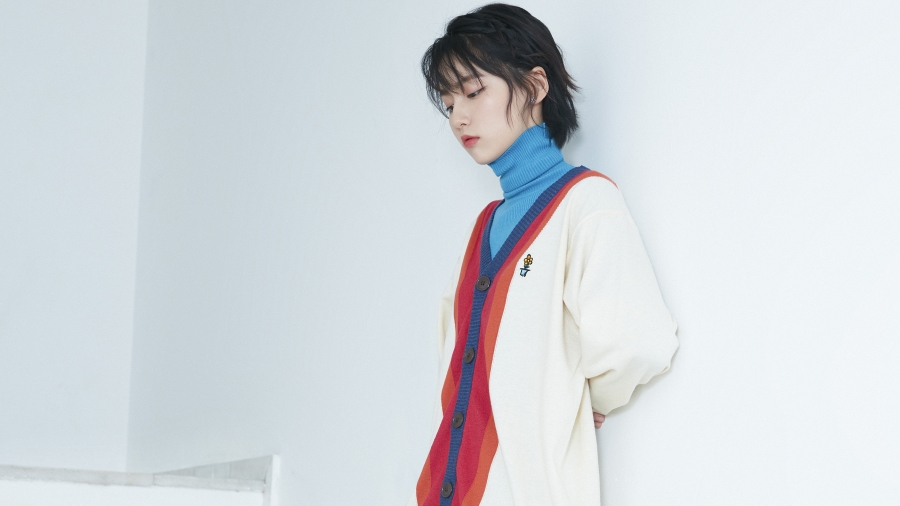 清纯美女演员成果楼梯口私拍写真、小清新小姐姐打扮的短发美女、超高清4电脑美女壁纸