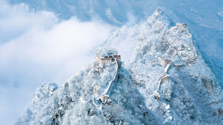 被雪覆盖的长城，中国 