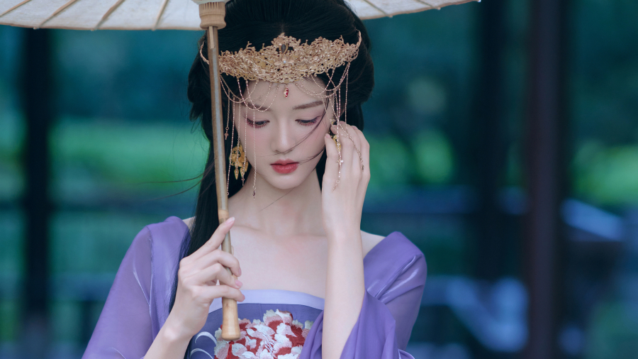 油纸伞下紫色古风长裙清纯美女4k桌面好看壁纸免费下载