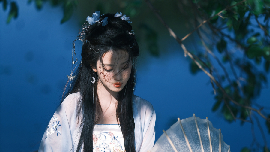 古装清纯美女白衣白伞仙女气质蓝天白云下的4K好看壁纸