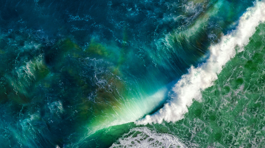 波涛汹涌的大海，蓝绿色海洋夹着白色海浪的5k大海壁纸