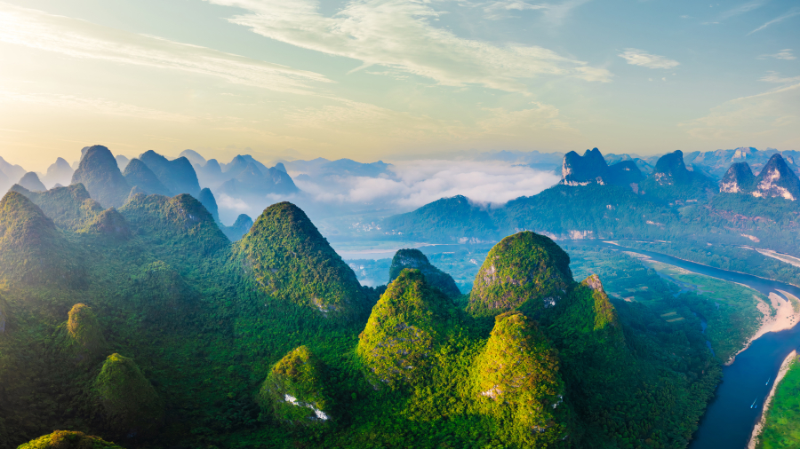 日出时分，美丽的喀斯特山脉鸟瞰图，中国桂林 
