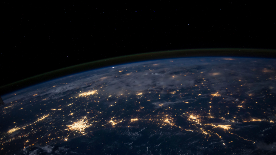 从地球上空225英里处俯瞰墨西哥湾沿岸各州的夜间景象