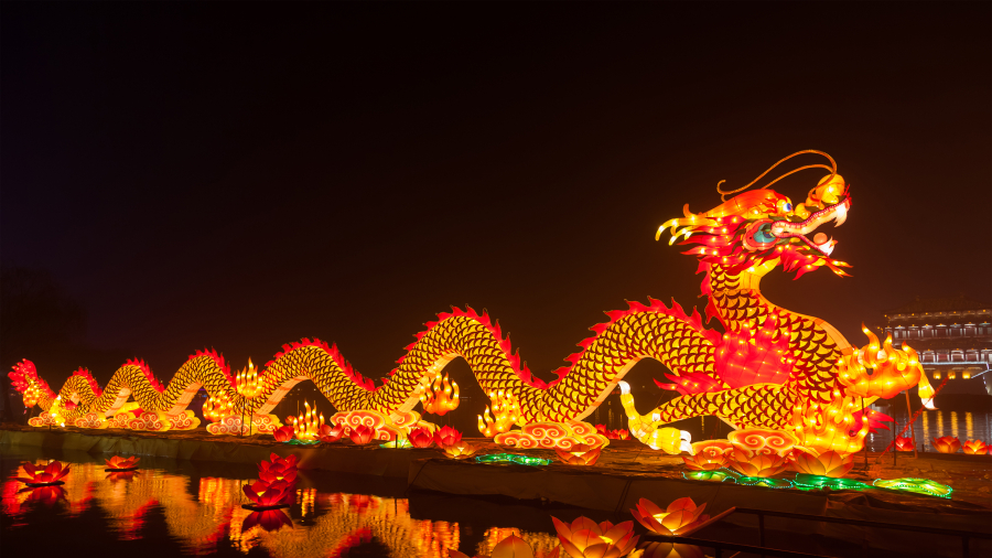 庆祝春节的龙形灯笼，中国西安 