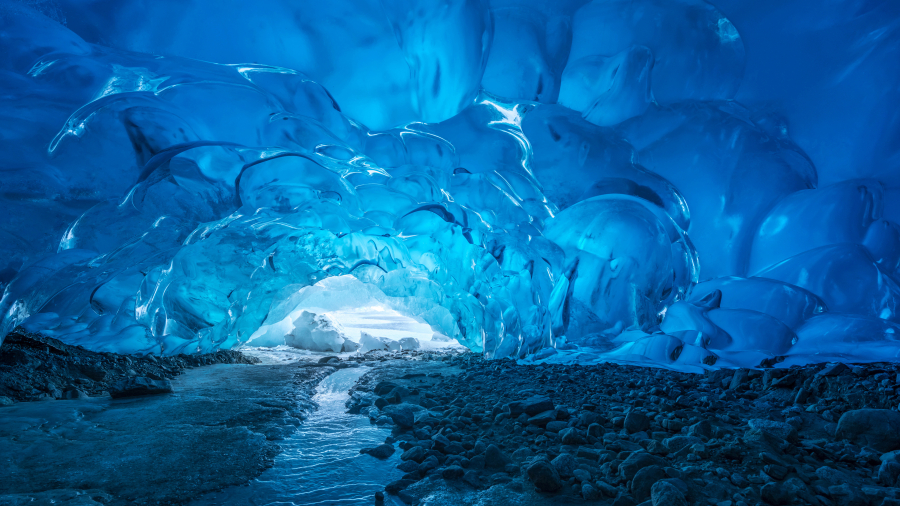 门登霍尔冰川的冰洞,阿拉斯加州,美国