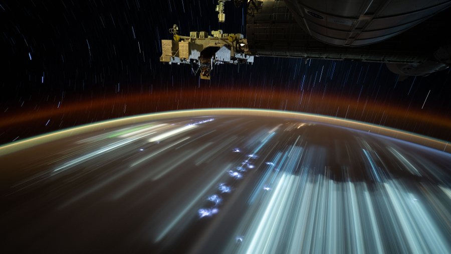 城市灯光在下方划过, 拍摄于国际空间站 